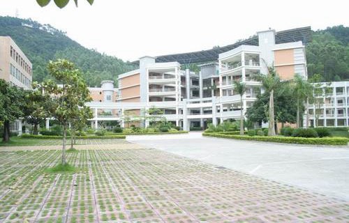 梧州轻工技工学校