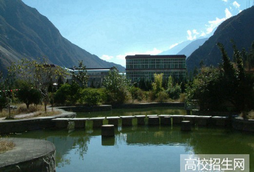 四川省甘孜卫生学校