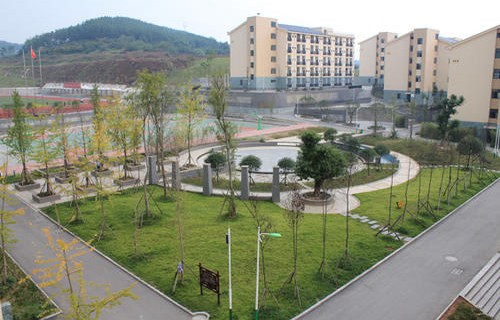 云县高级职业中学
