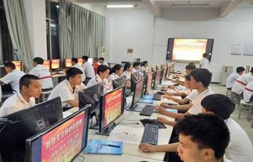 双柏县职业高级中学