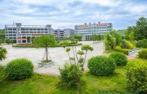 华坪县职业高中