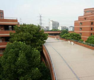 新平县职业高级中学